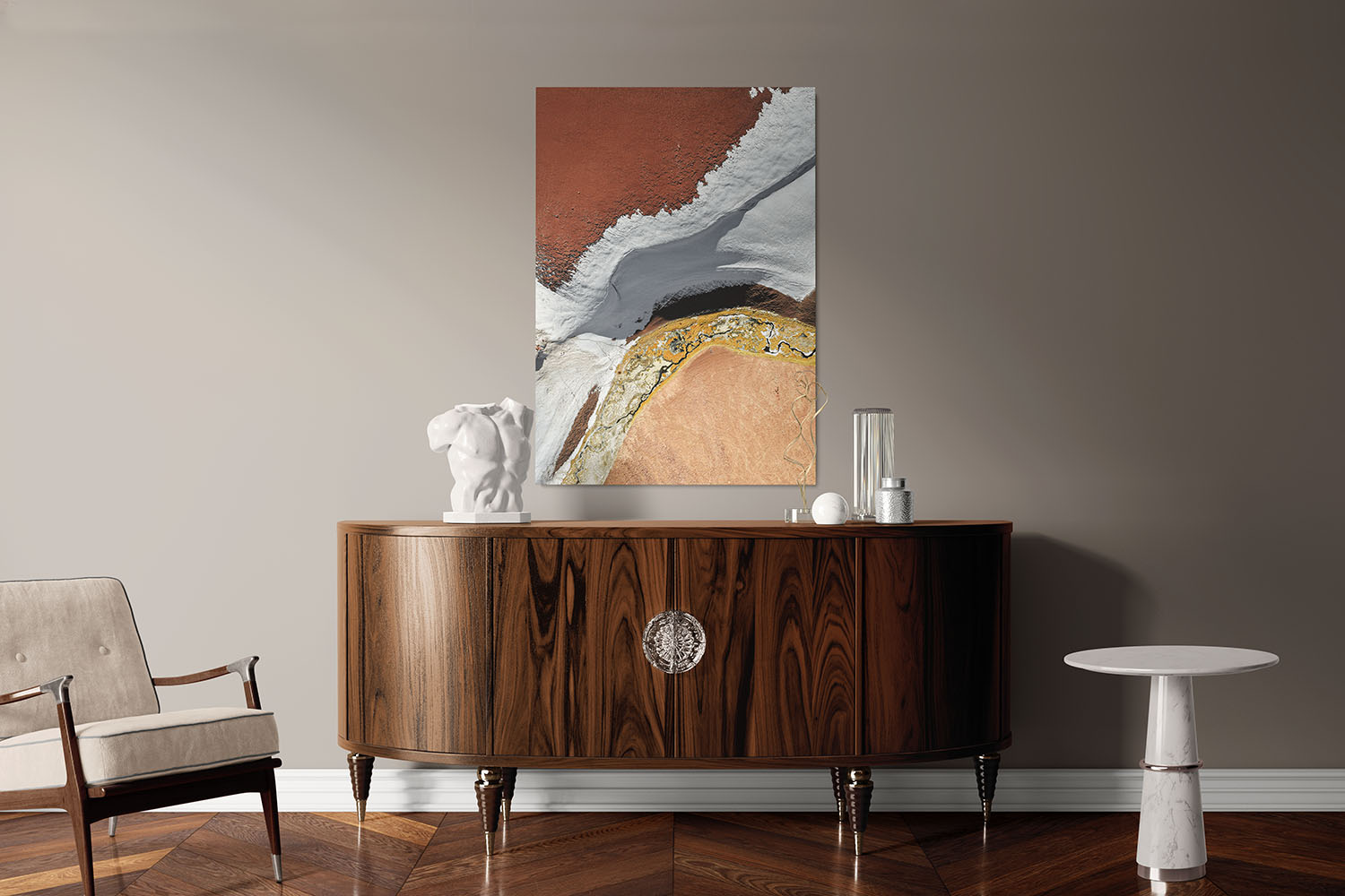 Vertikales Fine Art Wandbild 'Quepiaco' aus der Serie Lithosphere in Weiß- und Erdtönen, platziert über einem dunklen Mid-Century Sideboard im Wohnzimmer.